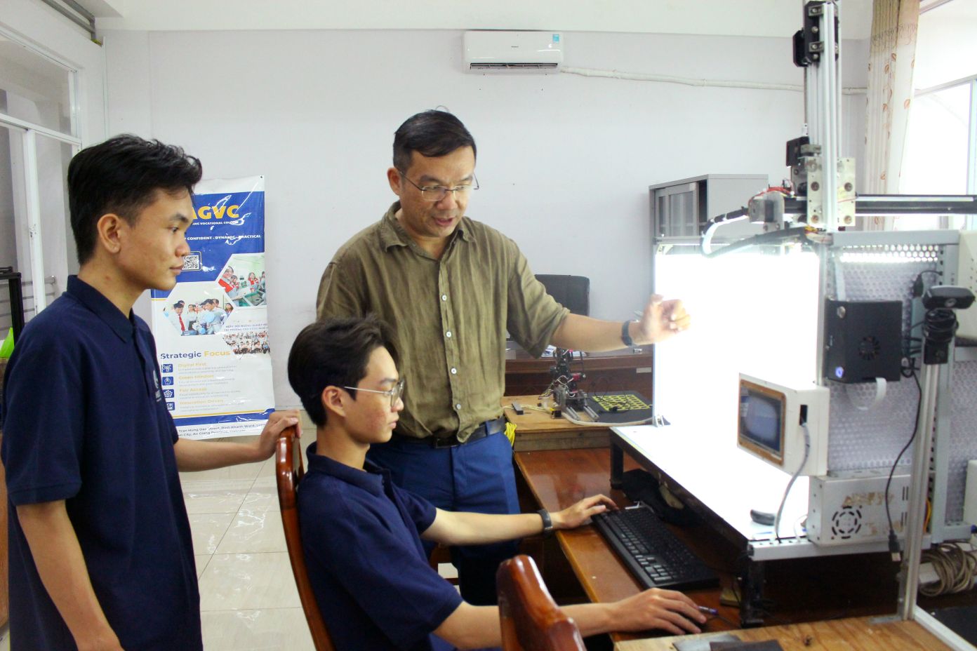 Giảng viên Nguyễn Đức Tài say sưa truyền cảm hứng cho học sinh. Ảnh: Thanh Mai