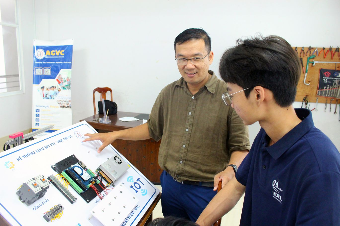 Master Nguyen Duc Tai instructs students to get acquainted with technology right at the practice workshop. Photo: Thanh Mai