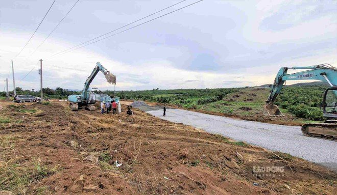 Units are implementing the Bao Loc - Lien Khuong expressway project. Photo: Phuc Khanh