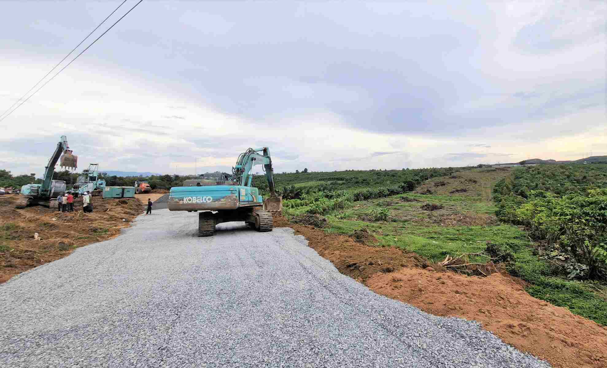Dự án cao tốc Bảo Lộc - Liên Khương đang được các đơn vị đẩy nhanh tiến độ khi có mặt bằng. Ảnh: Phúc Khánh 