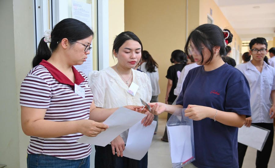 Candidates taking the 2026 high school graduation exam at the A Thanh Liem High School exam site, Ninh Binh province. Photo: Hai Nguyen