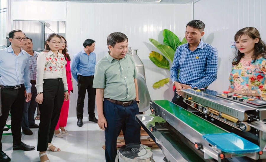 Standing Deputy Secretary of the Provincial Party Committee, Chairman of the Vietnam Fatherland Front Committee of Dong Thap province Phan Van Thang (3rd from right) visits Engineer Nguyen Trung Tinh's Alpha Amin Factory (2nd from right). Photo: NVCC
