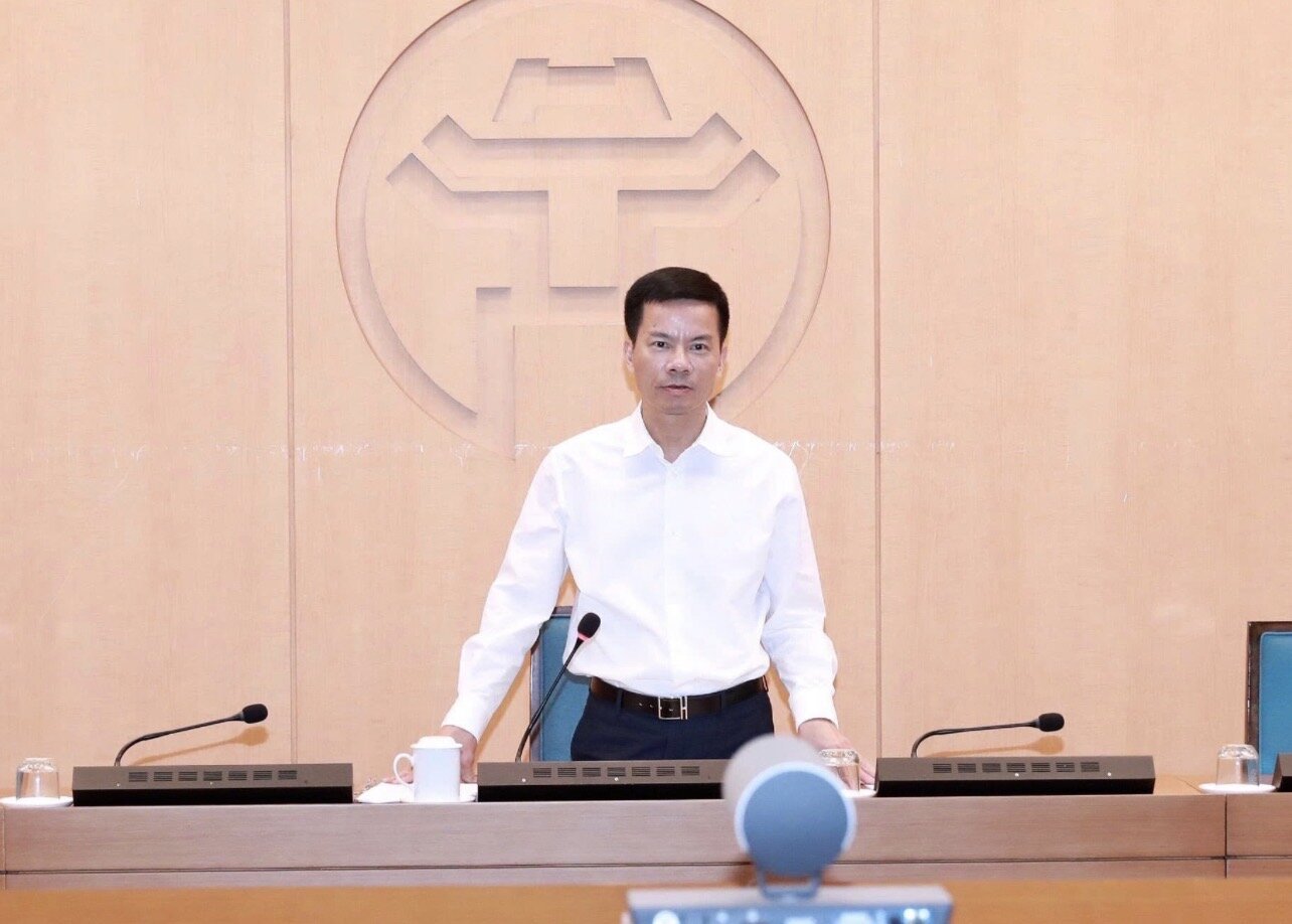 El vicepresidente del Comité Popular de la ciudad de Hanoi, Bui Duy Cuong, presidió la reunión, escuchó un informe sobre la situación de la implementación de los trabajos de preparación de la inversión, la implementación de la inversión y la limpieza del sitio para los proyectos de puentes sobre los ríos Rojo y Duong. Foto: Hong Thai