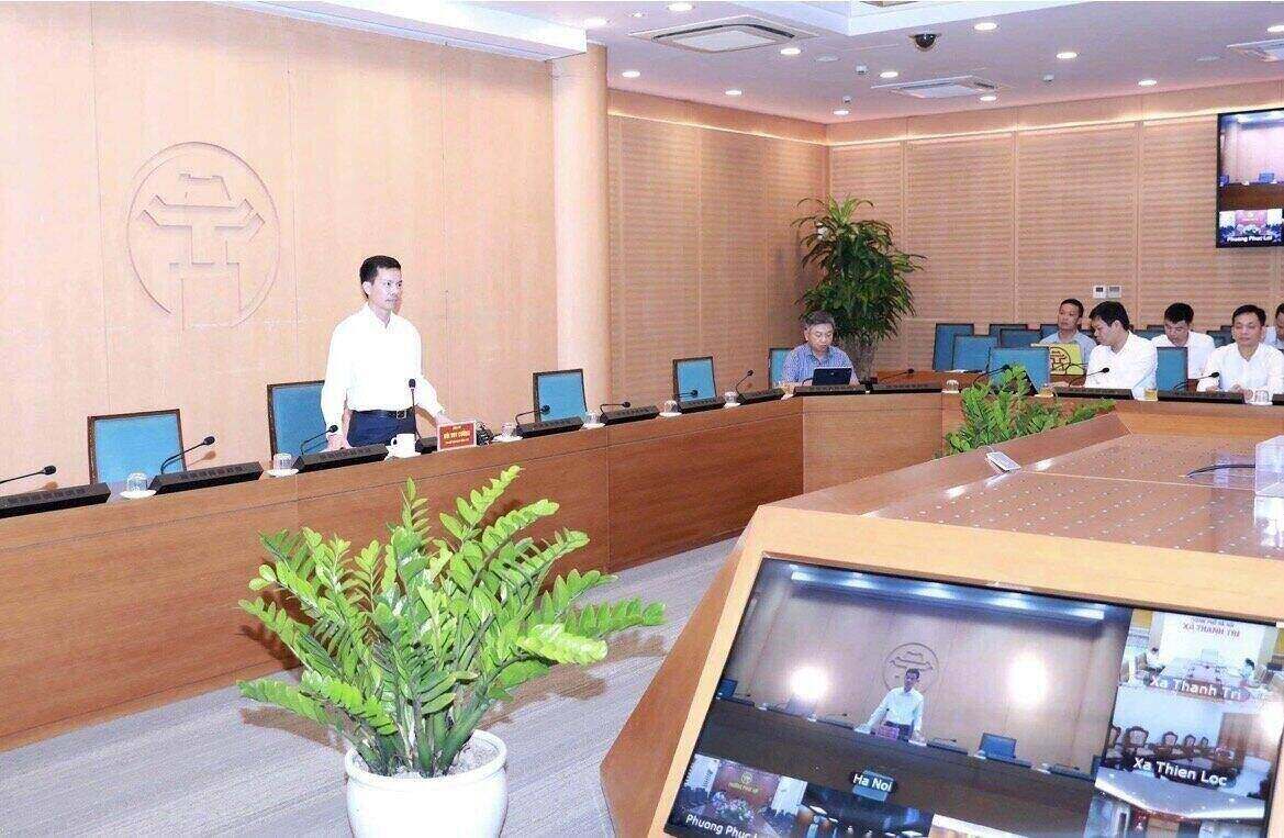 Phó Chủ tịch UBND thành phố Hà Nội Bùi Duy Cường phát biểu tại cuộc họp. Ảnh: Hồng Thái