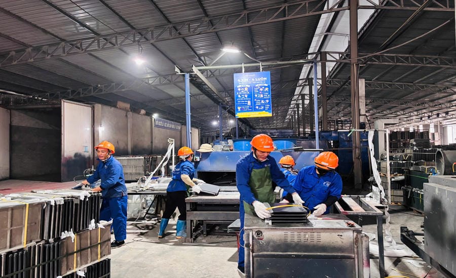 Workers are supported with vocational training and skills improvement to adapt to modern production requirements. Photo: Minh Long