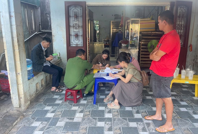 Dos establecimientos en el caso de intoxicación por pan en el barrio de Điện Bàn, Đà Nẵng, fueron fuertemente multados. Foto: Hoàng Bin