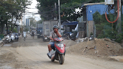 People living with dust because of unfinished and prolonged construction projects have turned Vo Duy Ninh street, Son Tra ward, Da Nang. Photo: Thanh Huyen