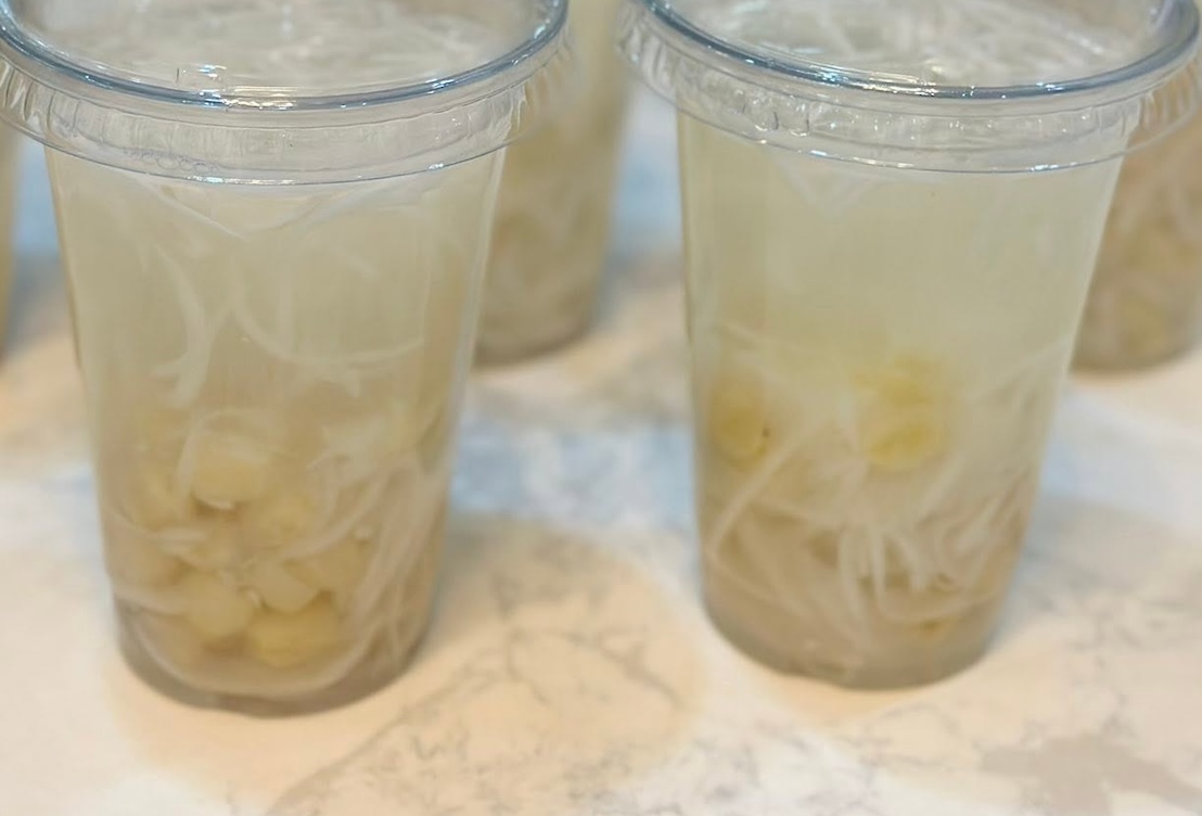 La combinaison d'eau de coco et de graines de lotus favorisera un bon sommeil et rafraîchira le corps par temps chaud et étouffant. Photo: Kiều Vũ