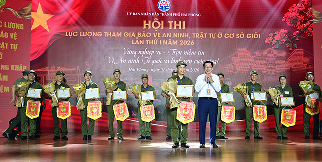 Vice Chairman of Hai Phong City People's Committee Vu Tien Phung awarded the A prize to the Le Chan ward team. Photo: Hai Phong Police