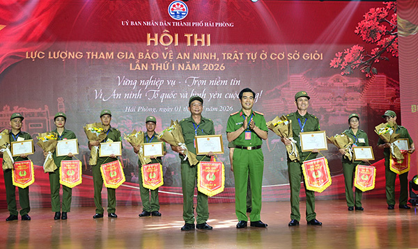 Đại tá Nguyễn Đức Thìn, Phó Giám đốc Công an thành phố, Trưởng Ban tổ chức hội thi trao giải B cho 2 đội tuyển. Ảnh: Công an Hải Phòng