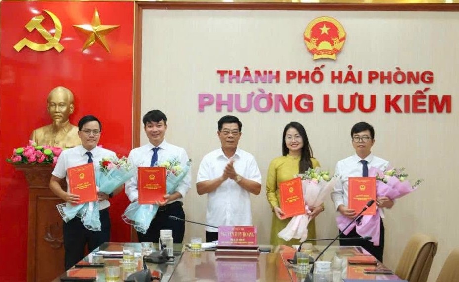 Luu Kiem Ward announces decisions on personnel work. Photo: Luu Kiem Ward e-Portal