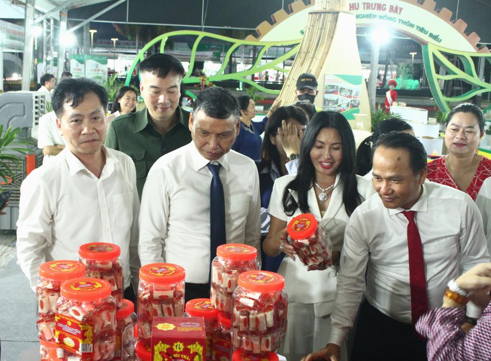 Các đại biểu tham quan Hội chợ triển lãm. Ảnh: Thanh Huyền