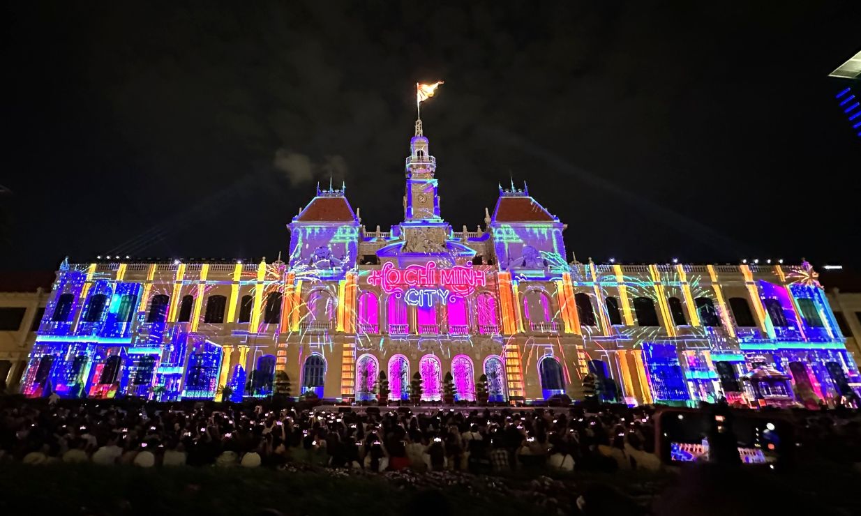On the evening of July 1st, the facade of the Ho Chi Minh City People's Committee headquarters (Saigon ward) was brightly lit when the art performance and 3D mapping performance to celebrate the 50th anniversary of Saigon City - Gia Dinh honored to be named after President Ho Chi Minh officially took place.