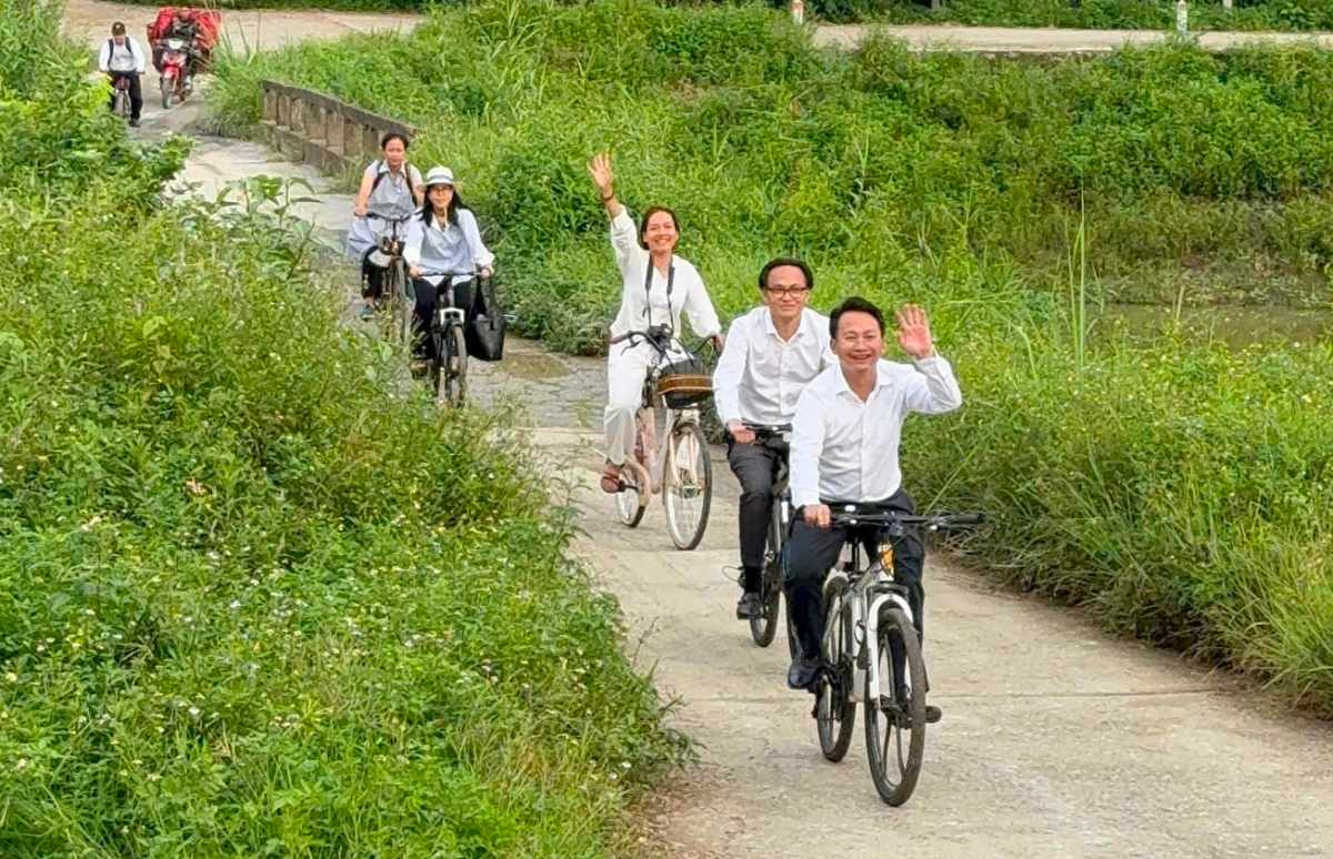 Tourists experience cycling in Muong Coc. Photo: Organizing Committee