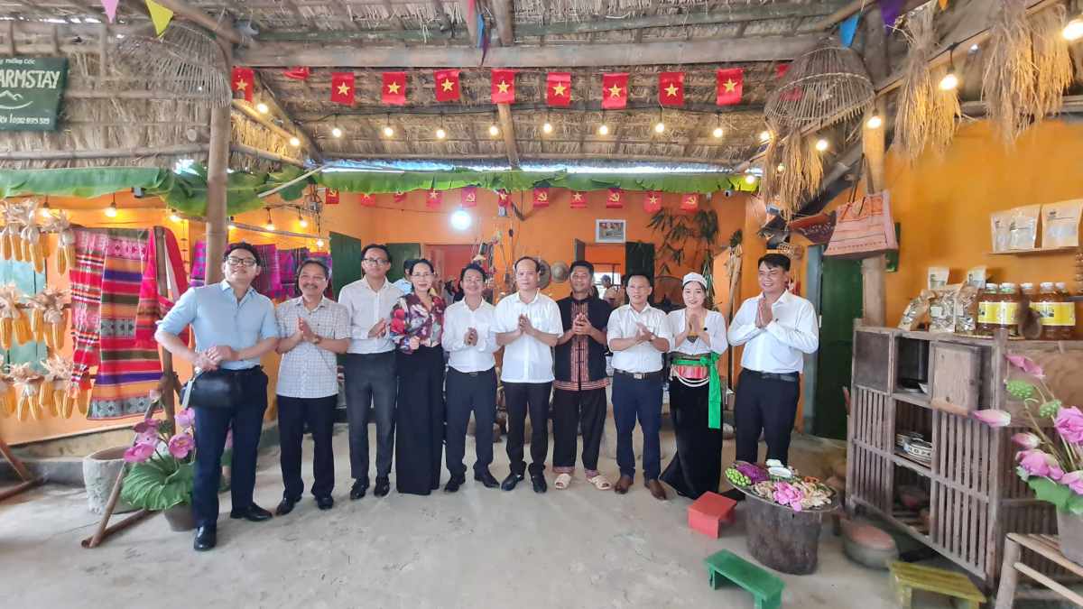Các đại biểu khảo sát famstay Gió Núi, trải nghiệm sản phẩm du lịch cộng đồng ở Mường Cốc. Ảnh: Ban Tổ chức