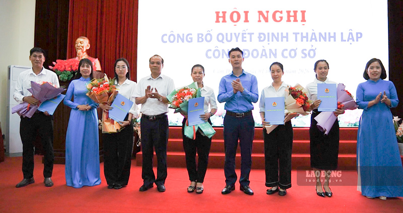 Trao quyết định thành lập các công đoàn cơ sở mới. Ảnh: Đinh Đại