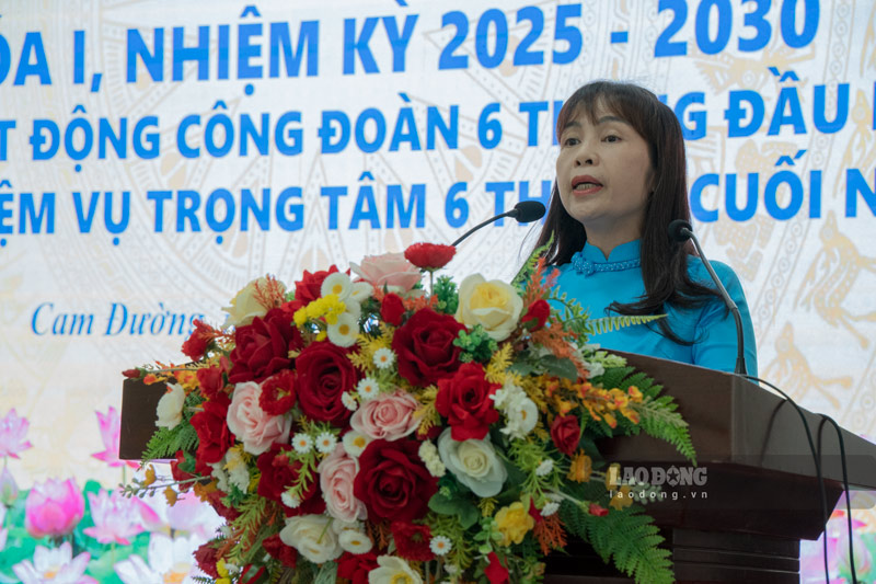 Bà Nguyễn Thị Huệ - Chủ tịch Công đoàn phường Cam Đường. Ảnh: Đinh Đại