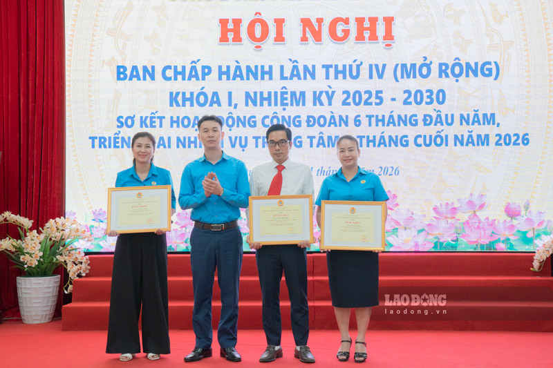 Nhiều tập thể, cá nhân có thành tích xuất sắc trong hoạt động công đoàn được trao bằng khen. Ảnh: Đinh Đại