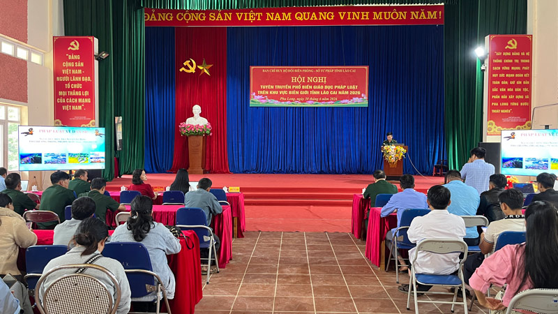 People in the border region of Lao Cai are equipped with digital skills to prevent fraud. Photo: Trung Dung