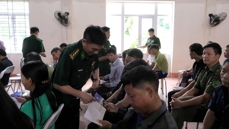 phát tờ rơi tuyên truyền cho người dân. Ảnh: Trung Dũng
