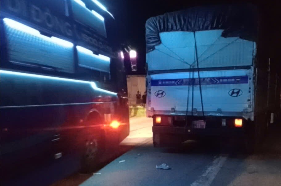 Scene of the accident on National Highway 6, passing through Moc Chau ward, killing one person. Photo: Anh Hoang
