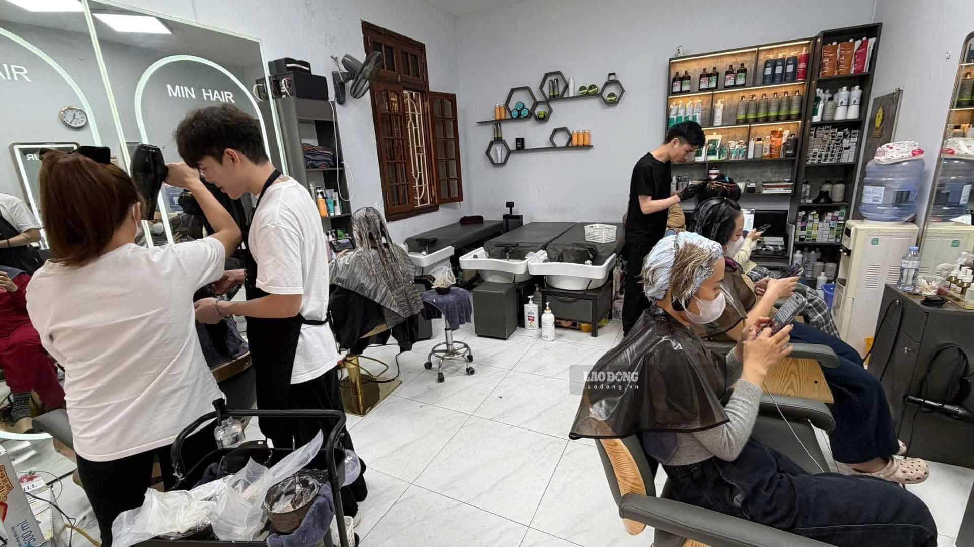 Hair styling demand increases in the summer tourist season. Photo: Huyen Trang