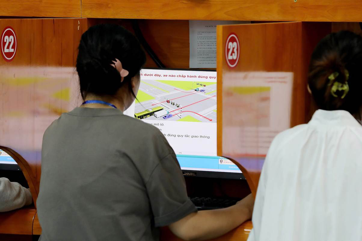 The theory test for driving licenses has many changes from March 2027. Photo: Hanoi City Police