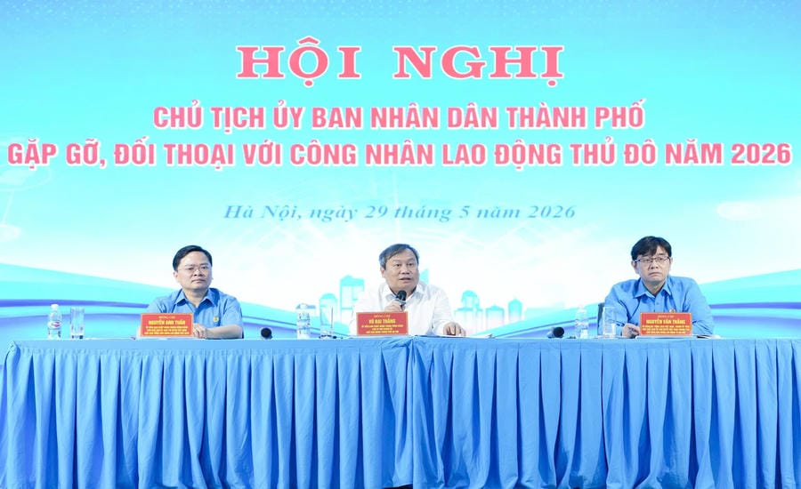 De izquierda a derecha: Sr. Nguyen Anh Tuan - Miembro del Comité Central del Partido, Presidente de la Confederación General del Trabajo de Vietnam; Sr. Vu Dai Thang - Miembro del Comité Central del Partido, Presidente del Comité Popular de la ciudad de Hanoi; Sr. Nguyen Van Thang - Presidente de la Federación Laboral de la ciudad de Hanoi en la Conferencia del Presidente del Comité Popular de la ciudad para reunirse y dialogar con los trabajadores de la capital en 2026. Foto: Nguyen Huu Chanh