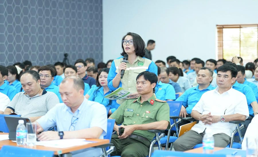 Người lao động trình bày kiến nghị tại Hội nghị Chủ tịch UBND Thành phố gặp gỡ, đối thoại với công nhân lao động Thủ đô năm 2026. Ảnh: Hữu Chánh