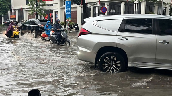 Mưa lớn tối 9.7, nhiều phố Hà Nội ngập bị nặng. Ảnh: Nguyễn Tuấn
