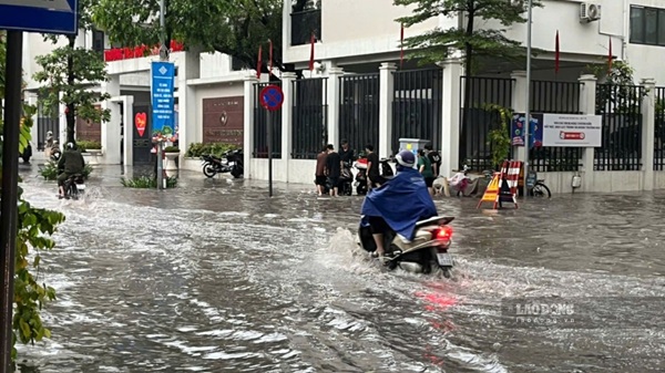 Phố Hà Nội lại ngập sau trận mưa dông chiều 9.7. Ảnh: Minh Hạnh