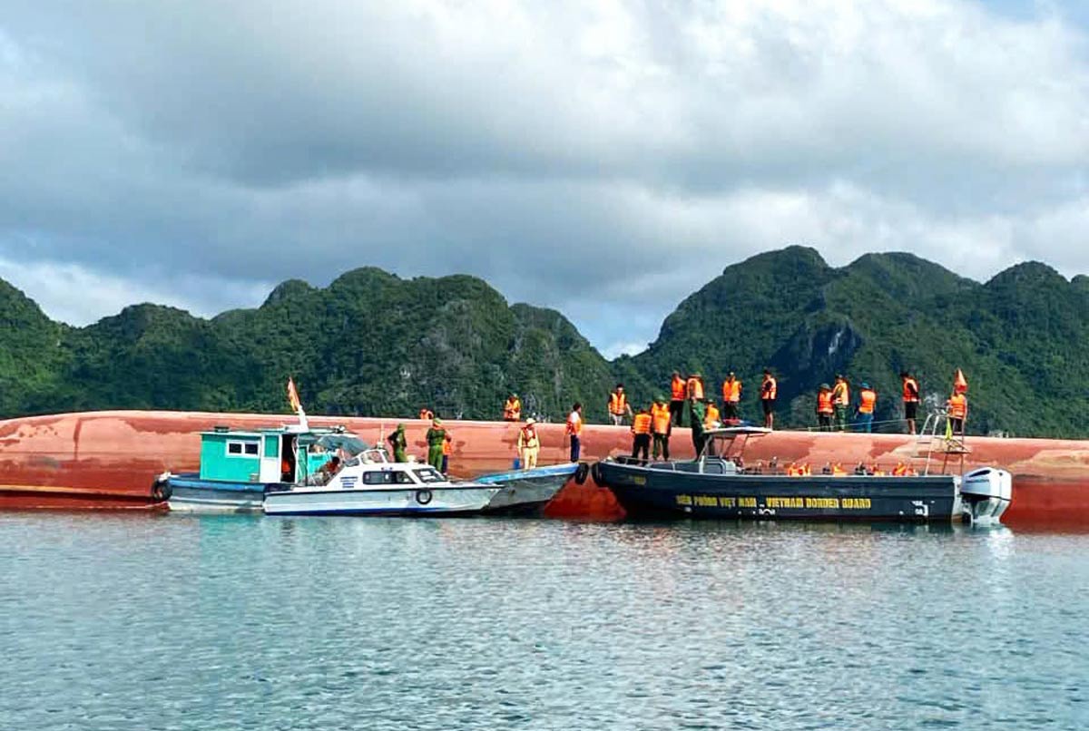 Functional forces organize searches for missing people in the shipwreck in Van Don sea area, Quang Ninh. Photo: Van Don Special Zone People's Committee