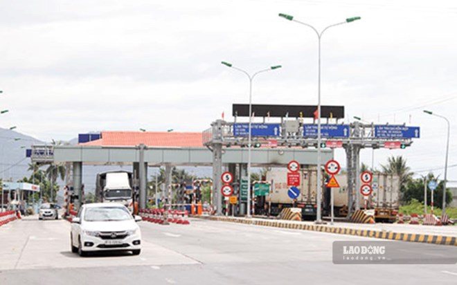 Doanh nghiệp quản lý Trạm thu phí BOT Cam Thịnh chưa thực hiện miễn giảm phí cho người dân sống gần đó. Ảnh: Hữu Long