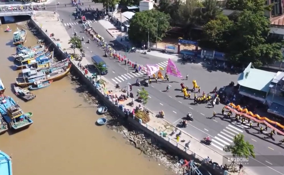 Lễ Rước Lệnh Ông Sanh diễu hành trên đường phố Phan Thiết. Ảnh: Duy Tuấn