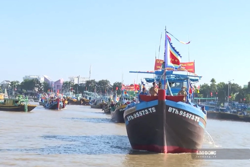 Lễ Rước Lệnh Ông Sanh xuất phát từ Cảng vận tải Phan Thiết bằng ghe. Ảnh: Duy Tuấn