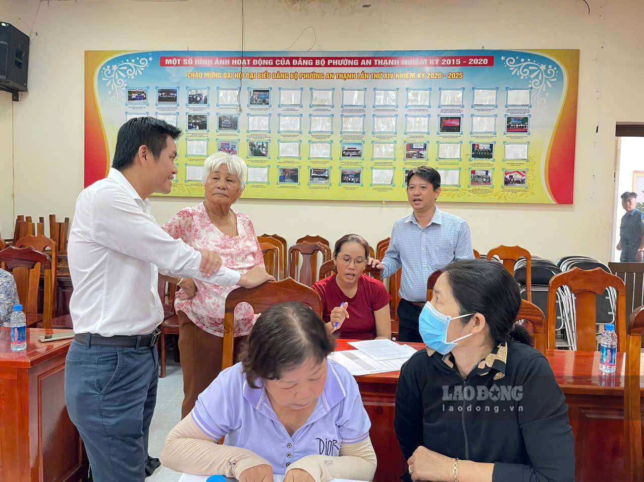 Lãnh đạo UBND phường Thuận Giao trao đổi với người dân. Ảnh: Đình Trọng