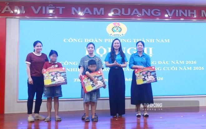 Trao tặng bộ bút chấm đọc học tiếng Anh cho con đoàn viên, công nhân. Ảnh: Hà Vi