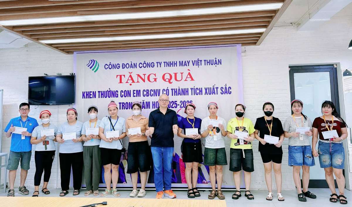 Đoàn viên, công nhân, lao động làm việc tại Công ty TNHH May Việt Thuận nhận quà cho con có thành tích xuất sắc trong năm học 2025 - 2026. Ảnh: Công đoàn Việt Thuận