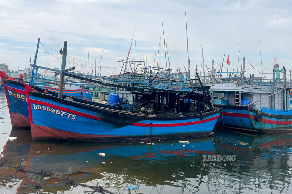 Tàu cá bị cháy 1 phần. Ảnh: Duy Tín