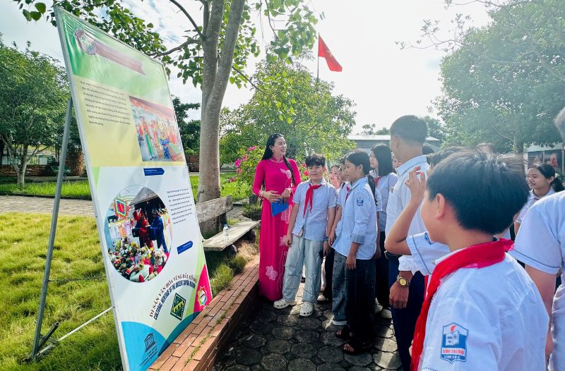 Các học sinh thích thú tham gia triển lãm. Ảnh: Ban quản lý cung cấp