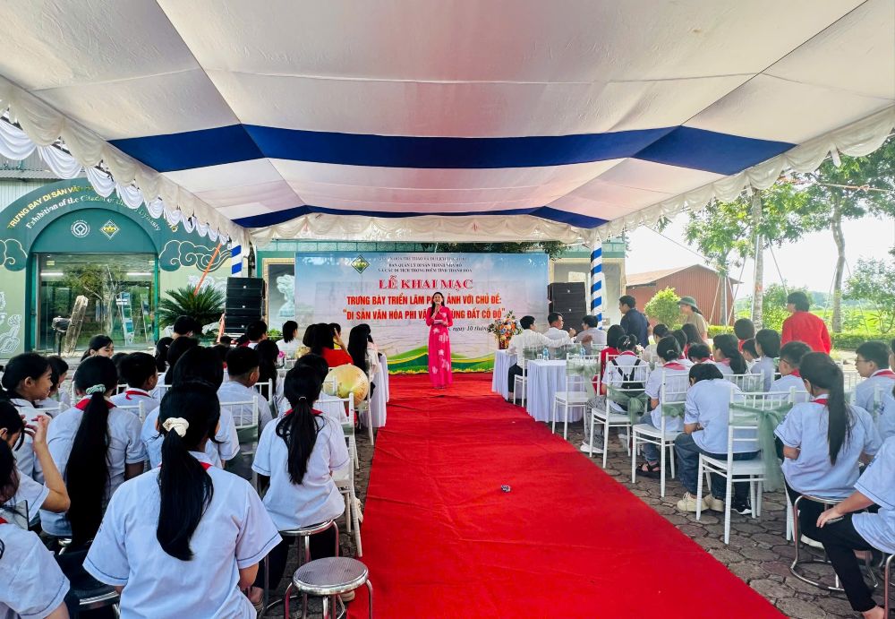 Khai mạc trưng bày, triển lãm panô, ảnh tại Di sản văn hóa thế giới Thành Nhà Hồ. Ảnh: Ban quản lý cung cấp