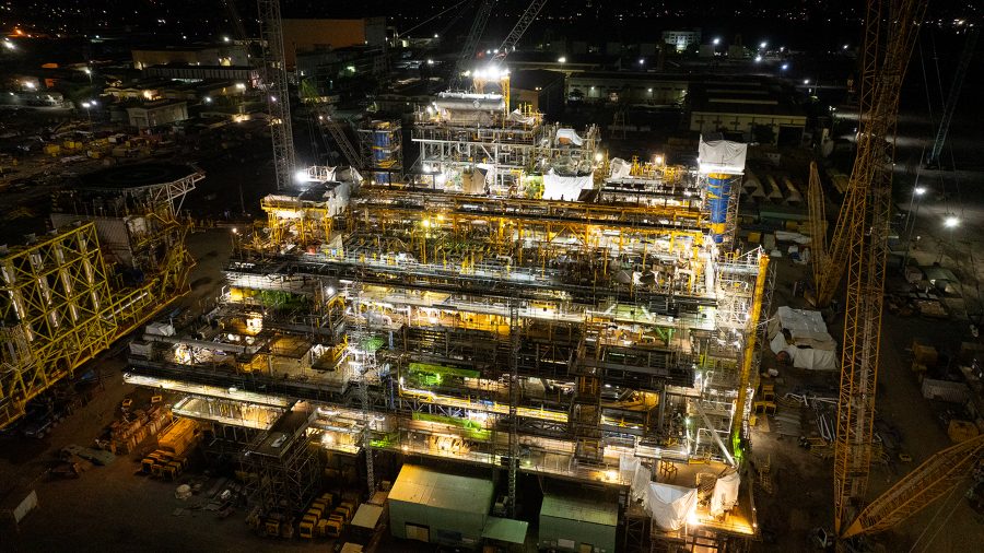 Thi công Khối thượng tầng giàn công nghệ xử lý trung tâm dự án phát triển mỏ khí Lô B. Ảnh: Petrovietnam