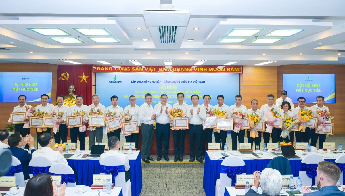 Đại diện các tổ chức Đảng, đảng viên Petrovietnam nhận Bằng khen của Đảng ủy Chính phủ về hoàn thành xuất sắc nhiệm vụ 5 năm liên tiếp (2021-2025) Ảnh: Petrovietnam