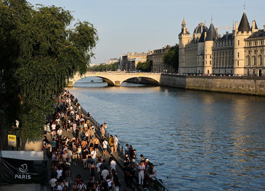 People and tourists gather on the banks of the Seine River in Paris (France) to avoid the heat in the hot weather on June 21, 2026. Photo: Xinhua