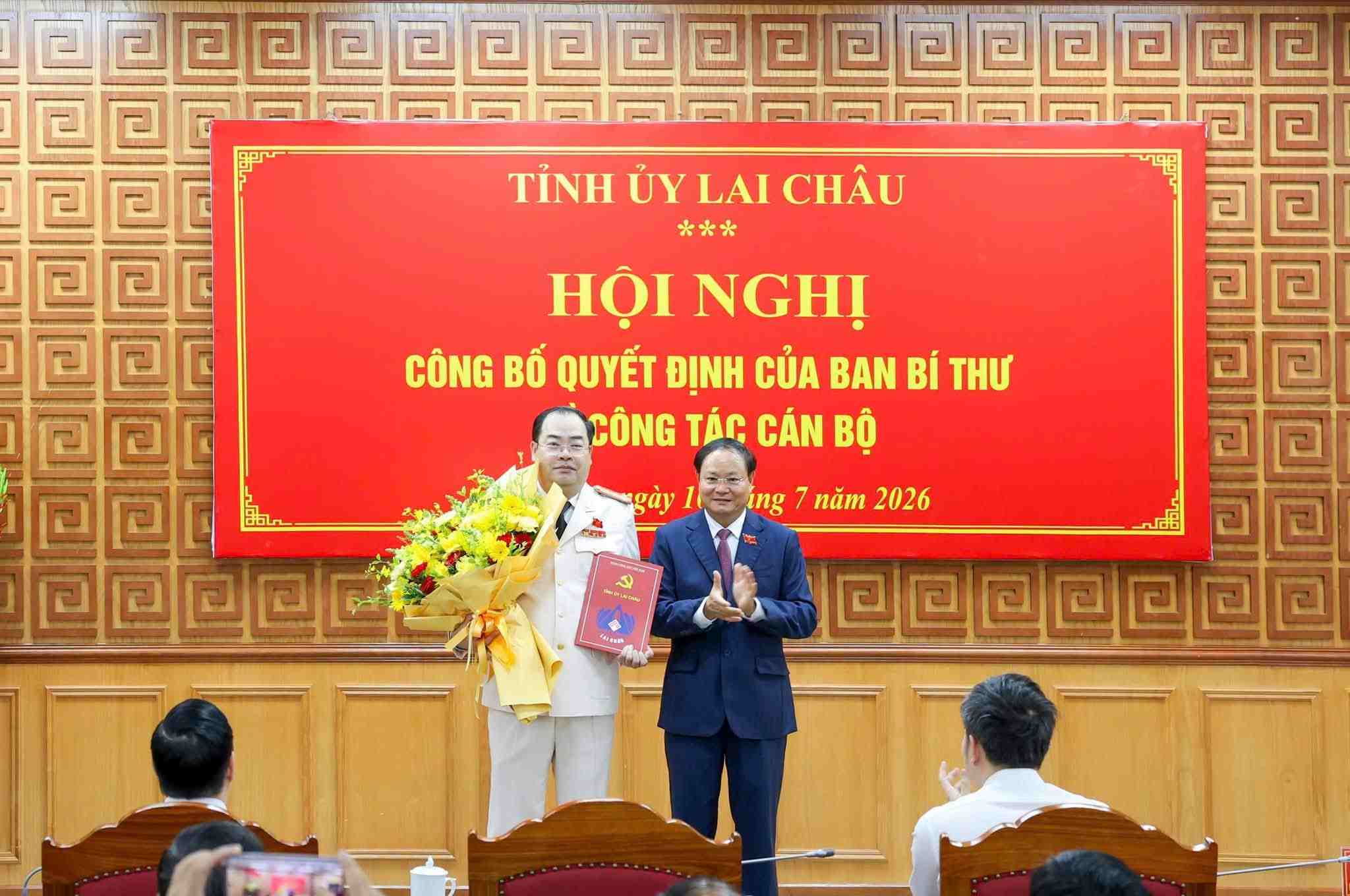 Lai Chau Provincial Party Secretary Le Minh Ngan presents the decision to Colonel Bui Quyet Toan - Director of the Provincial Police. Photo: Lai Chau Police