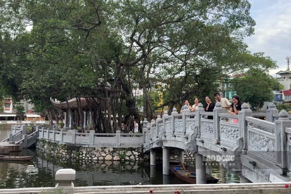 Ho Van attracts many domestic and foreign tourists. Photo: Thao Anh