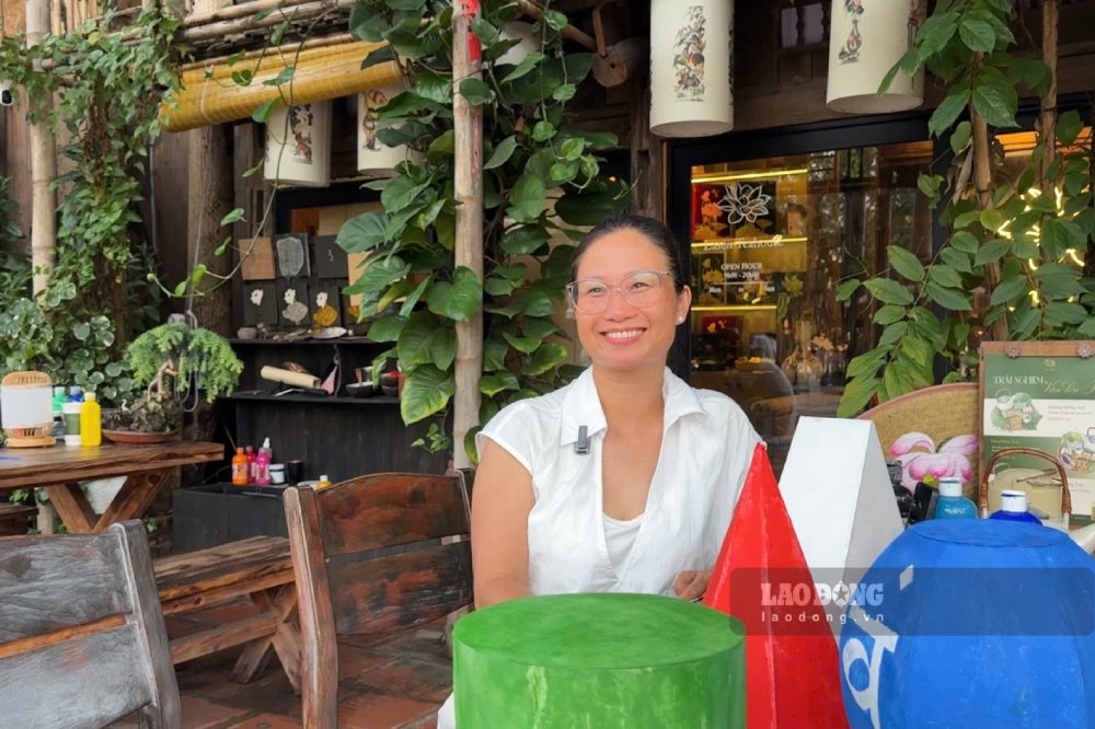 Chị Nguyễn Thị Hữu tại gian hàng trải nghiệm làm tranh. Ảnh: Thảo Anh