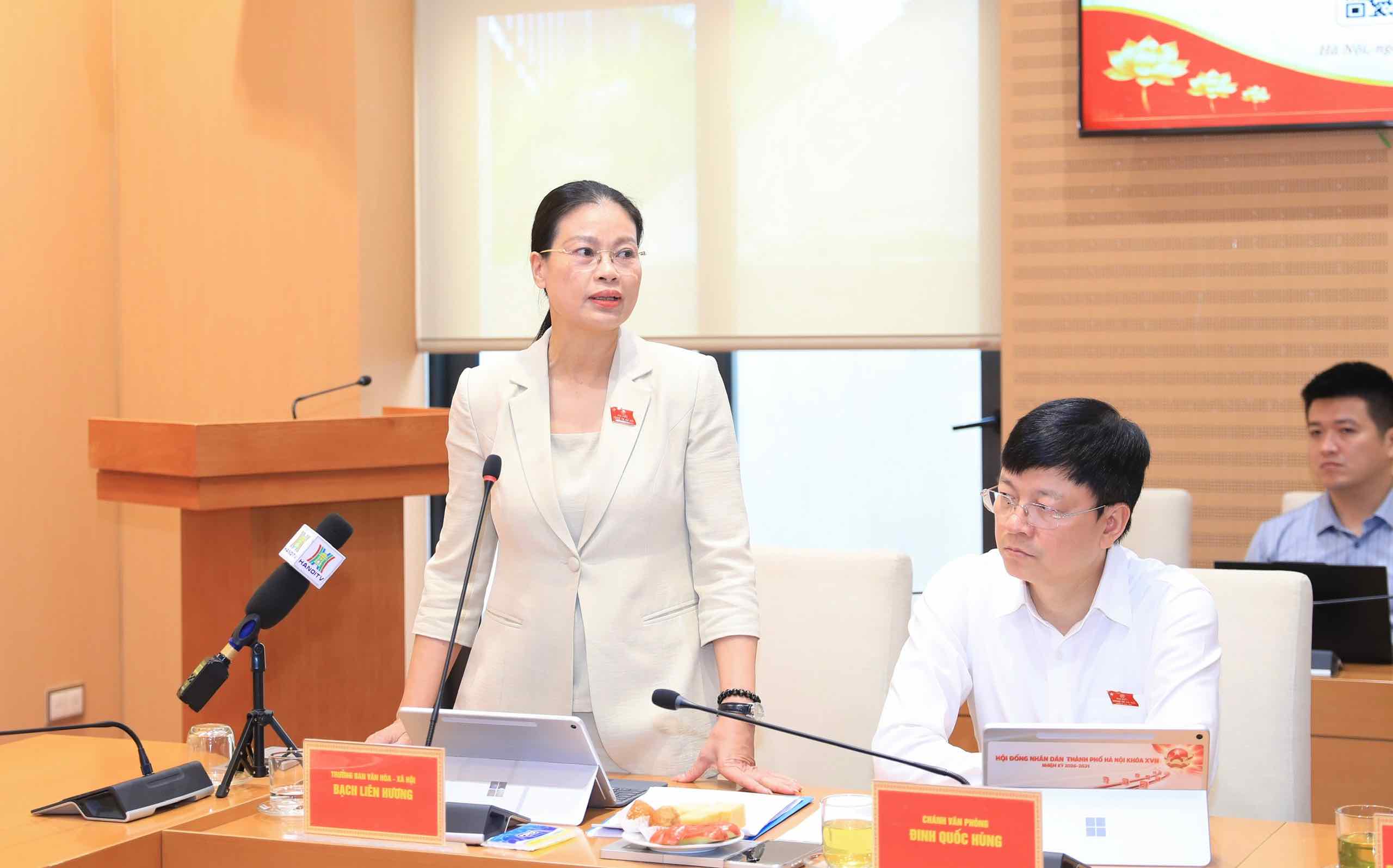 Ms. Bach Lien Huong - Head of the Culture and Social Affairs Committee, Hanoi People's Council - answers questions about researching the expansion of policies to support semi-boarding meals for students. Photo: Hanoi People's Council