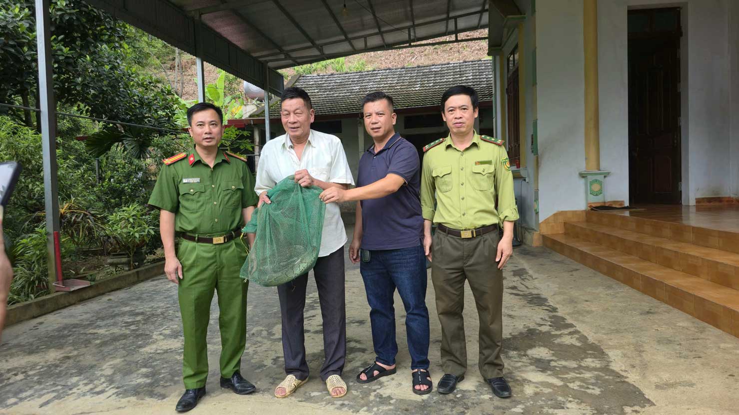 Phong Hai Commune Police receive a wild python individual voluntarily handed over by people. Photo: Lao Cai Police