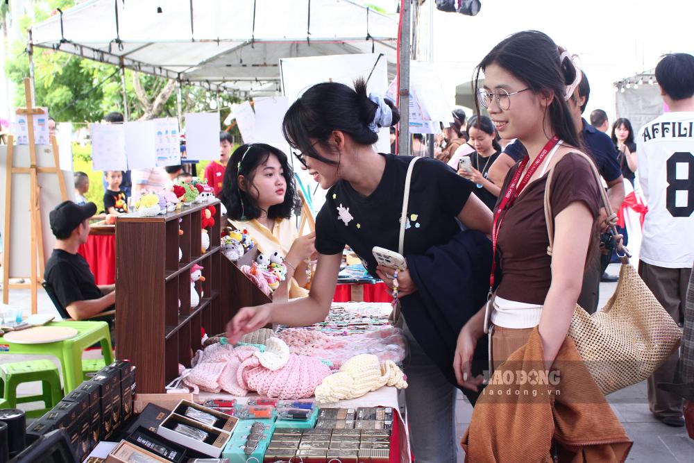 Các không gian trưng bày thu hút người dân và du khách trải nghiệm tham quan. Ảnh: Thanh Huyền